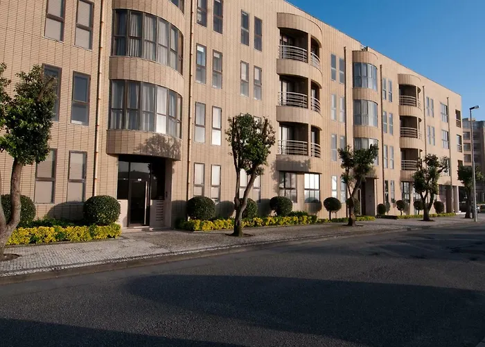 Cozy Front With Rooftop