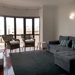 Cozy Front With Rooftop Apartman *