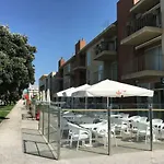 Cozy Front With Rooftop Apartman