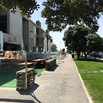 شقة Cozy Front With Rooftop