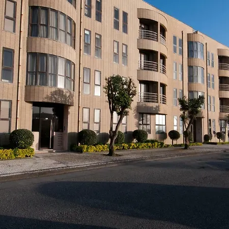 Cozy Front With Rooftop