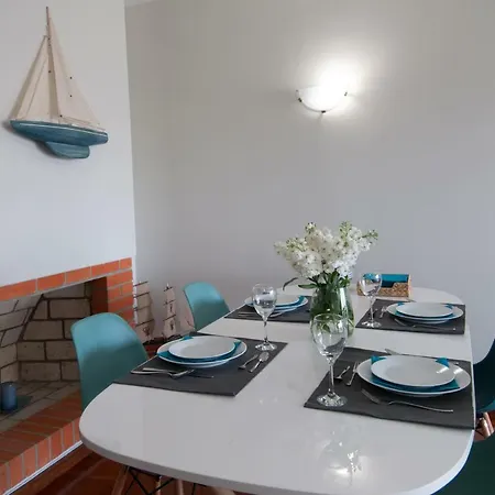 Cozy Front With Rooftop