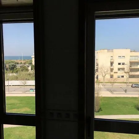 Cozy Front With Rooftop 아파트